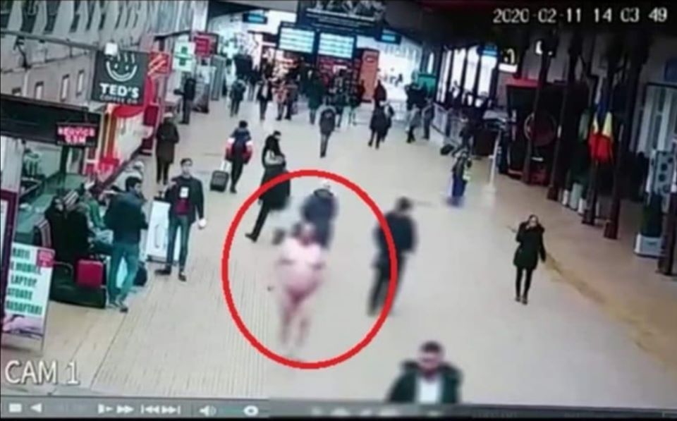 Striptease la Gara de Nord. Un bărbat a umblat dezbrăcat „în semn de protest față de politicieni” (VIDEO)