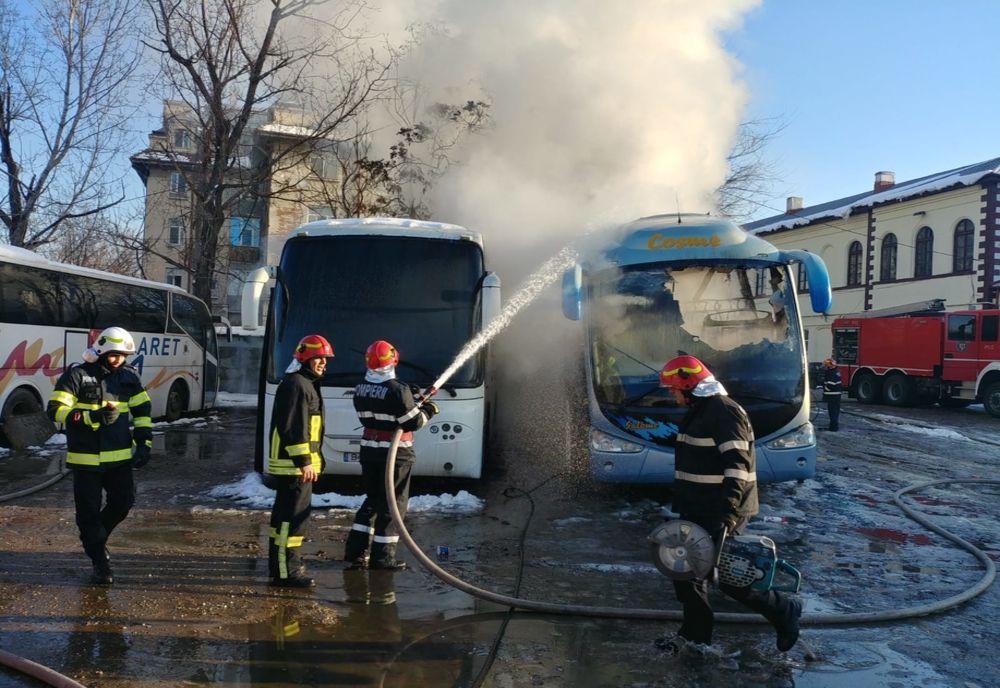 Autocare în flăcări la Autogara Filaret. Intervenție în desfășurare (FOTO)