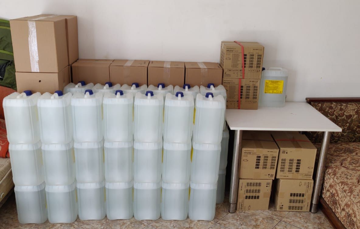 PERCHEZIȚII ÎN DESFĂȘURARE. Sute de litri de dezinfectant, mii de măști și mănuși comercializate la negru