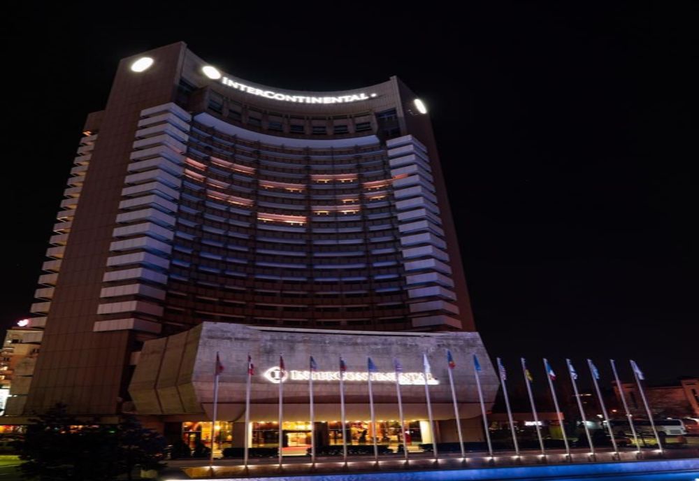 Unul dintre cele mai vechi hoteluri din București a aprins luminile mai multor camere pentru a forma o inimă în semn de solidaritate cu cei care trec prin momente grele