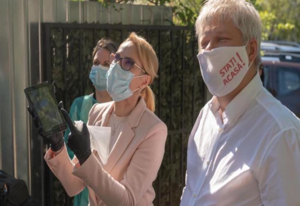 Primăria Capitalei a distribuit 400 de tablete copiilor din mai multe cămine