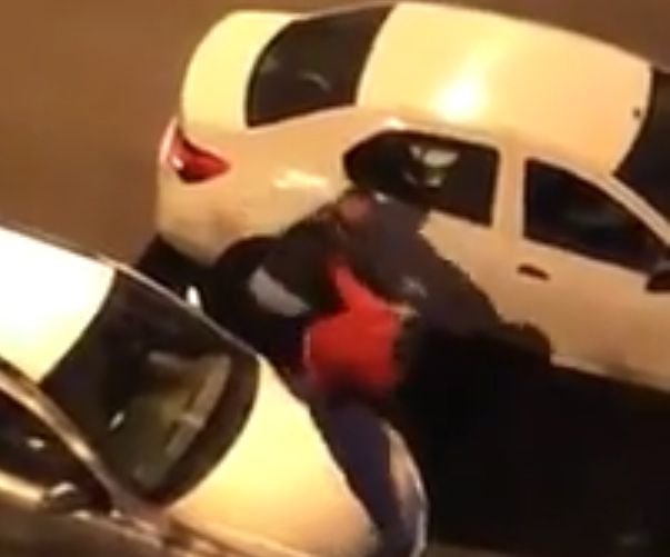 VIDEO ȘOCANT. Bătaie cu poliția în plină stradă în București. Tinerii bătuți au fost amendați și pentru că „au făcut scandal”