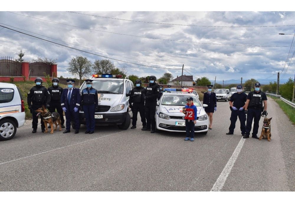 Misiunea de suflet, aceea de a face un copil fericit, a fost îndeplinită cu succes de polițiștii nemțeni (FOTO)