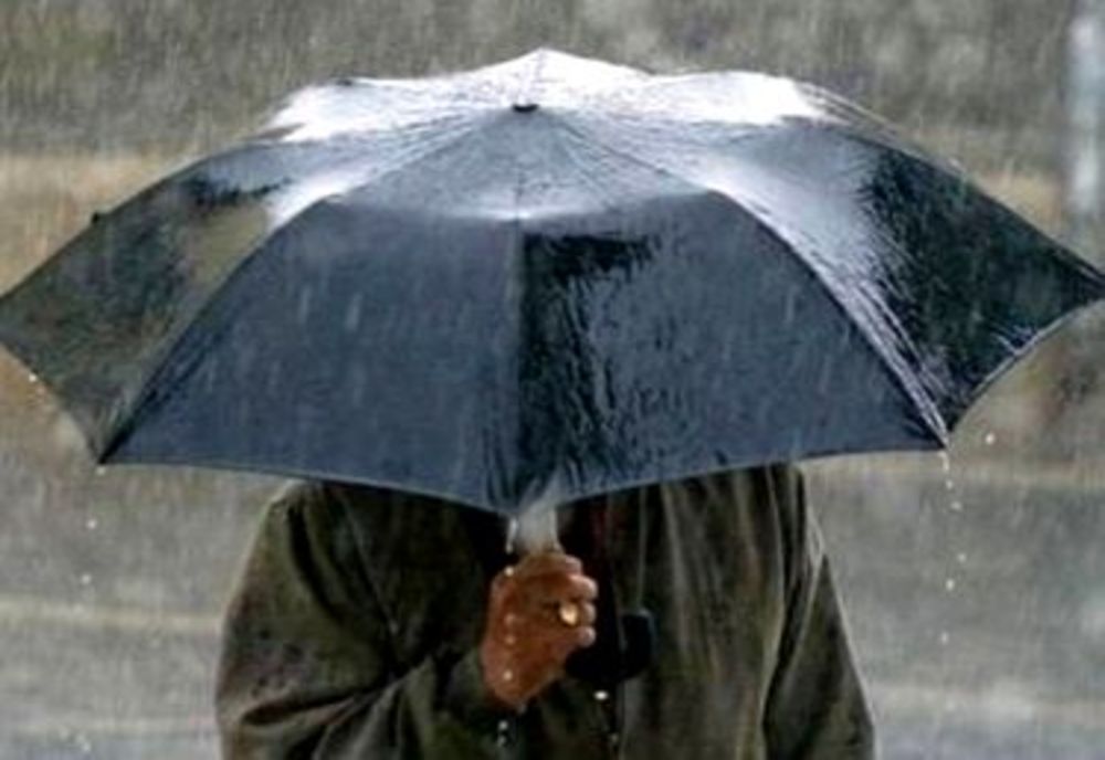 Rupere de nori în Capitală. Mai multe curți și subsoluri au fost inundate 