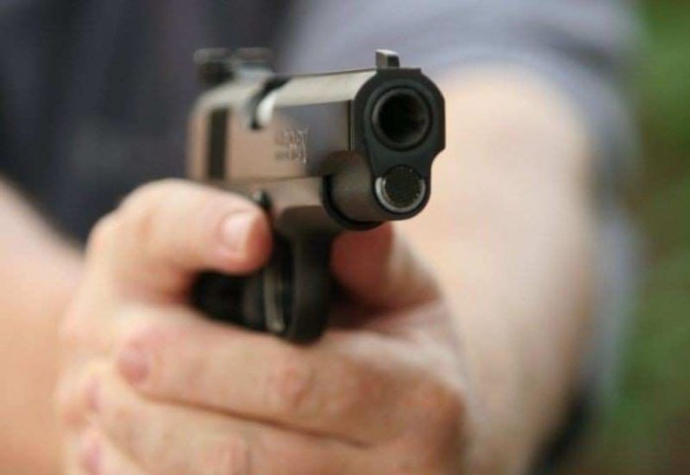 Bărbat reţinut de poliţişti după ce a tras cu un pistol, deranjat de zgomotul făcut de copii pe o stradă din sectorul 5