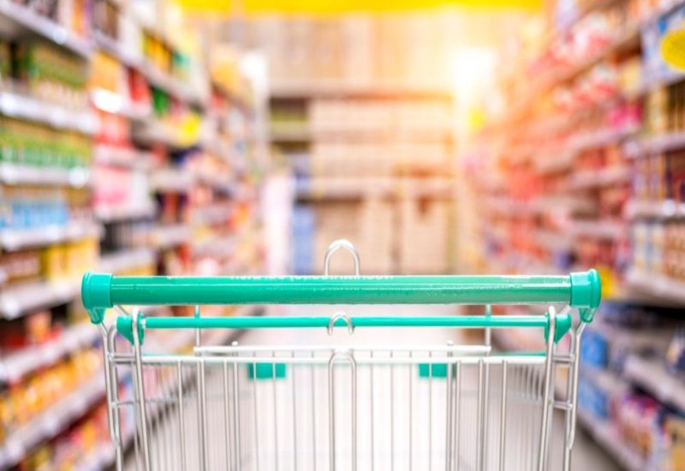 Client scuipat de un agent de pază într-un supermarket din București