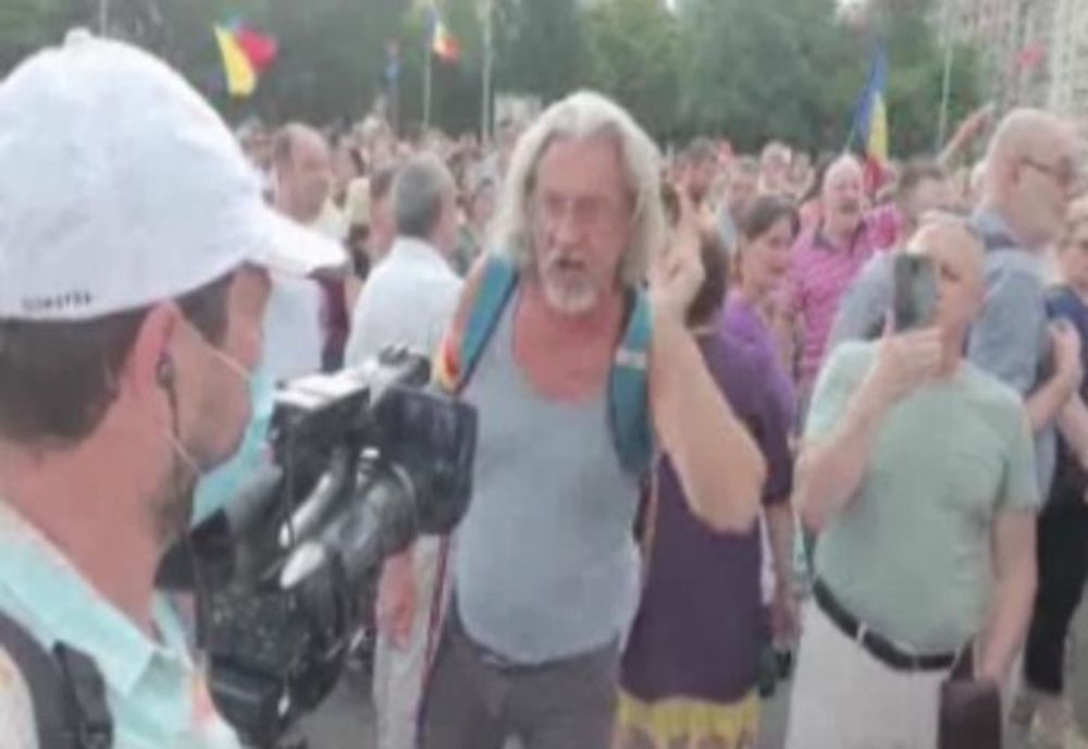 VIDEO Jurnaliștii Realitatea PLUS, bruscați și jigniți la protestul anti-carantinare din Piața Victoriei