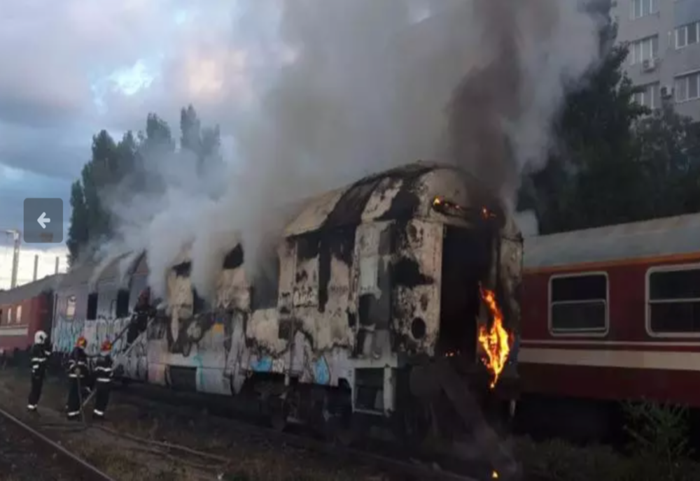 Un tren de călători aflat în zona podului Grant din Capitală au fost cuprinse de flăcări