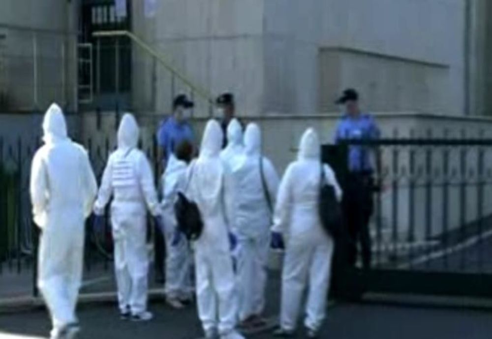Câțiva medici au protestat îmbrăcaţi în combinezoane în fața Guvernului