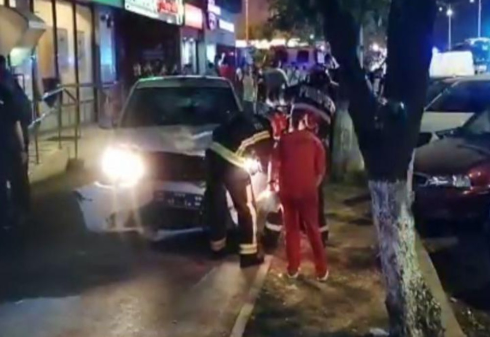 O persoană a murit pe loc, iar alte două au fost rănite după ce au fost lovite în plin de maşina unei firme de pază