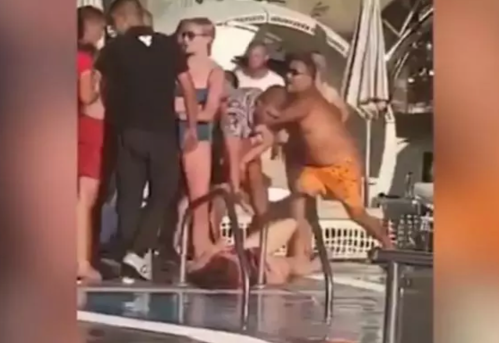 VIDEO Bătaie între două tinere, la o piscină de lângă Capitală