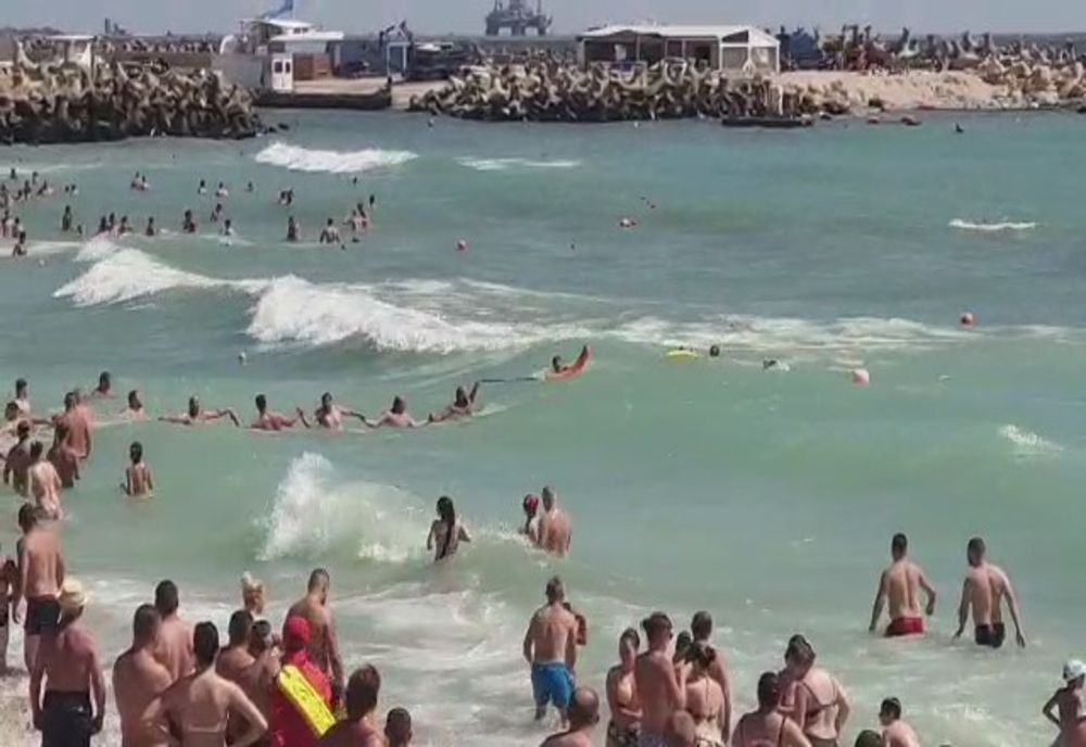 VIDEO| Eforie Nord: Lanţ uman pentru aducerea la mal a unui  bărbat care "s-a opus" operațiunilor de salvare