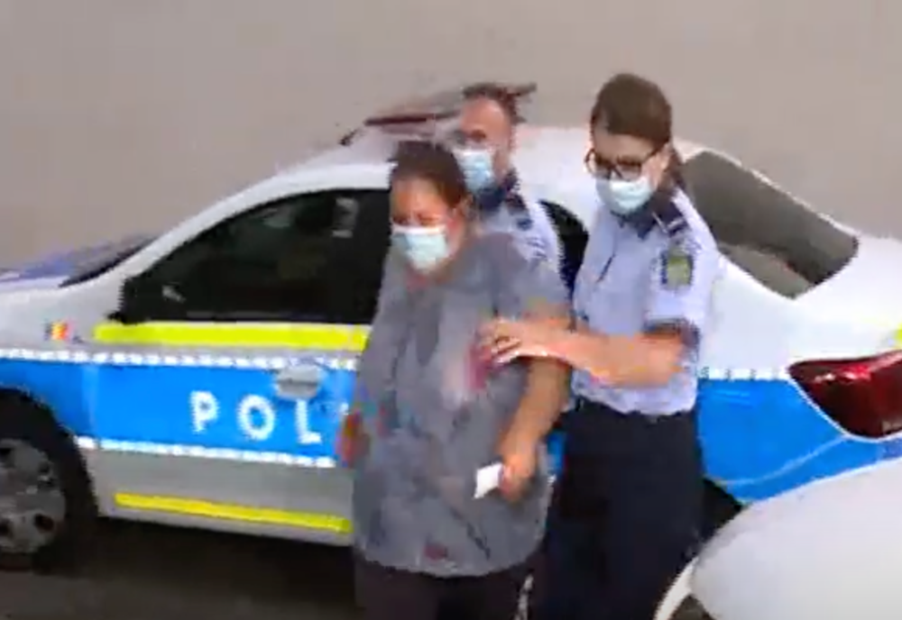 VIDEO Mama care s-a filmat în timp ce-și bătea fetița de 5 ani, REȚINUTĂ pentru rele tratamente