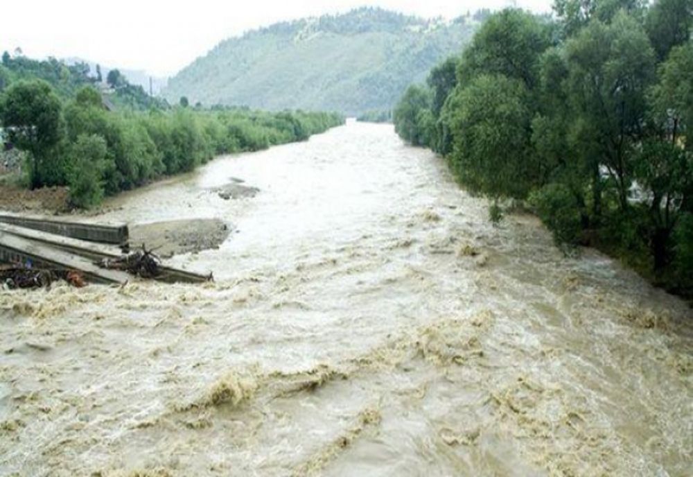 Un pompier huedorean a salvat dintr-o viitură un băiat care avea de susținut un examen important