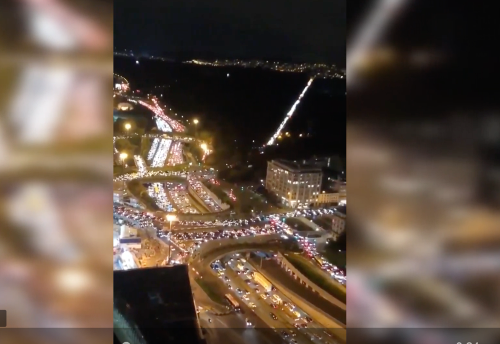 Sute de kilometri de cozi la ieșirile din Paris. "Orașul luminilor" se pregătește de stingere