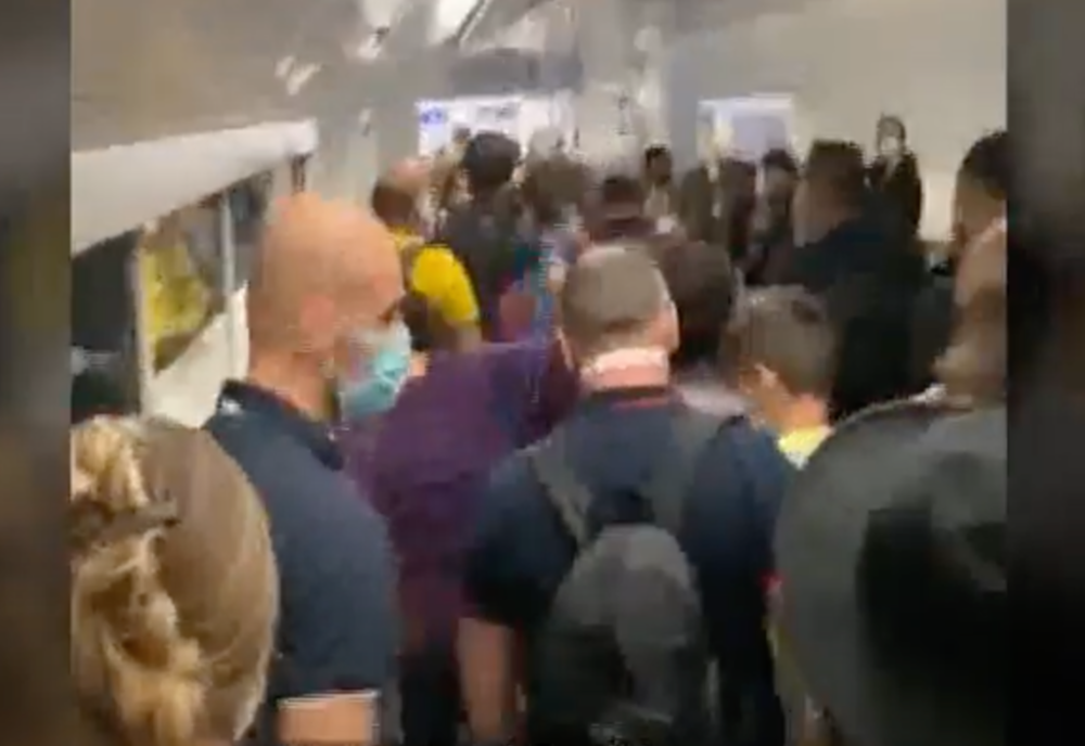 Aglomerație de nedescris la intrarea în țară, pe Aeroportul Otopeni