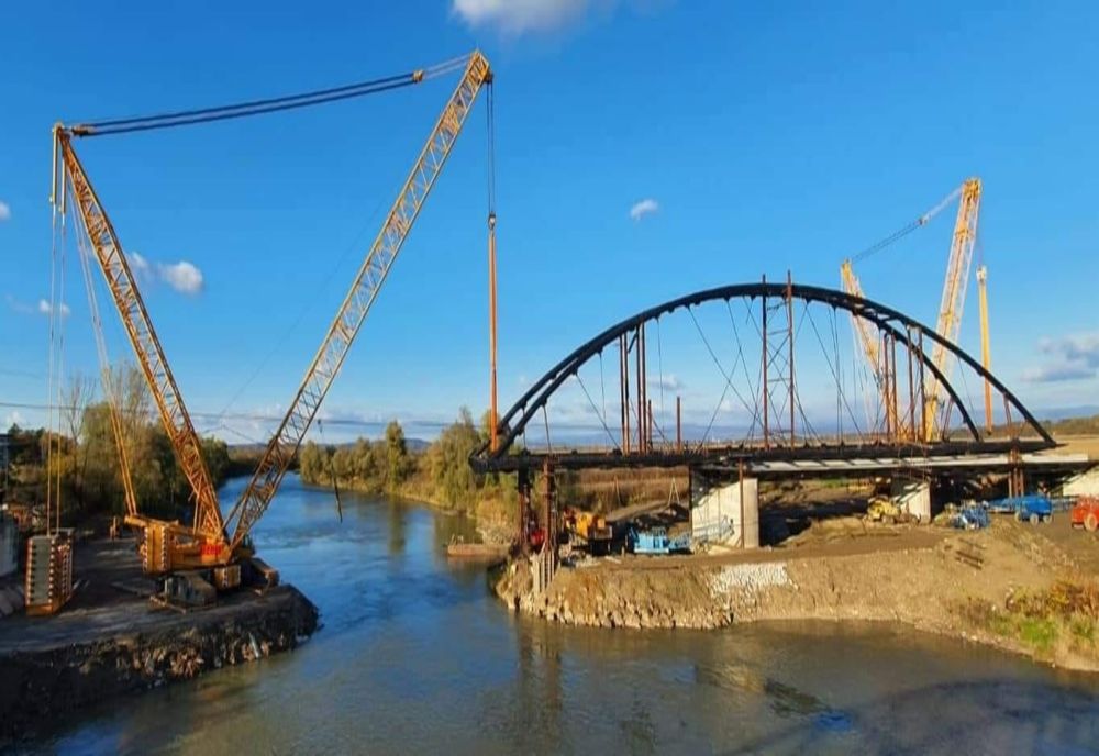 Povestea podului construit pe un singur mal al Someşului a ajuns la final! A fost mutat încât să lege cele două maluri