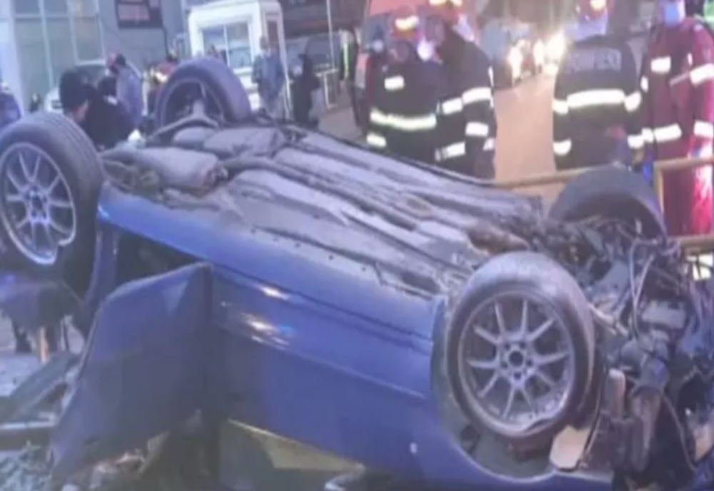 Mașină răsturnată pe linia tramvaiului 41