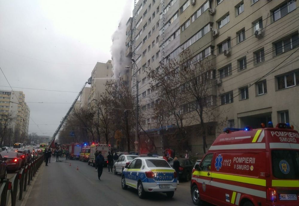 INCENDIU VIOLENT, într-un bloc din cartierul Colentina, din Capitală. Locatarii s-au autoevacuat pe schele