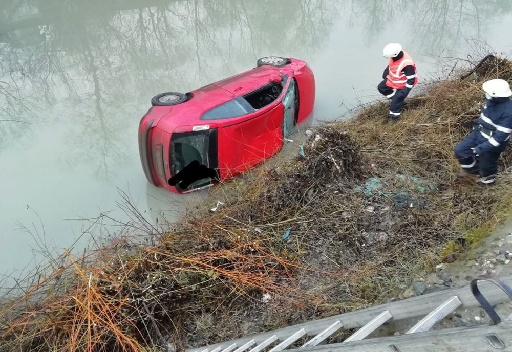 FOTO: Accident în Bistrița! Din cauza poleiului de pe șosea, un autoturism a plonjat în albia râului Bistrița