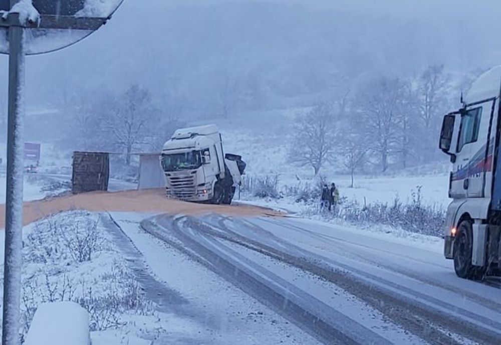 Trafic îngreunat pe DN13, din cauza unui TIR răsturnat!