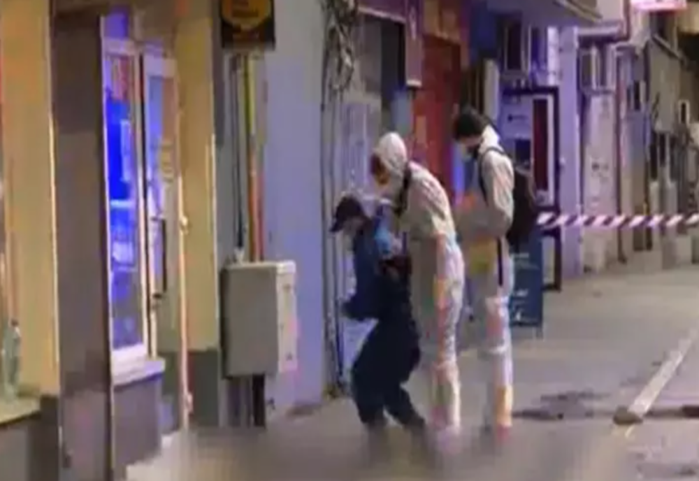 VIDEO Femeie și bărbat, ÎNJUNGHIAȚI într-un bloc din centrul Capitalei. Agresorul, căutat de polițiști 