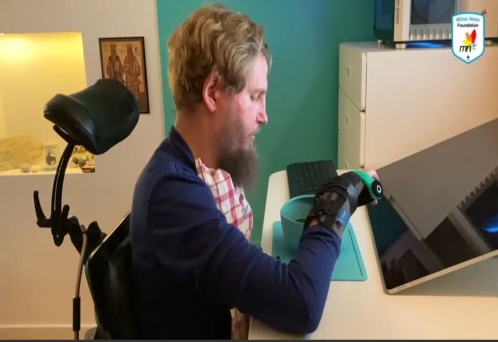 Mihai Neșu mănâncă singur după 10 ani de la cumplitul accident