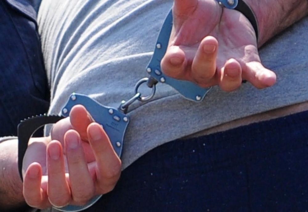 Opt tineri din București, arestaţi pentru că ar fi violat o adolescentă de 14 ani