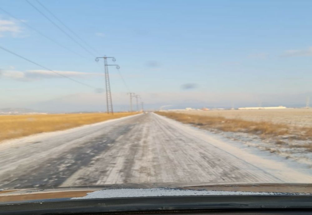 Trafic îngreunat pe mai multe șosele din Prahova din cauza gerului și a ninsorii