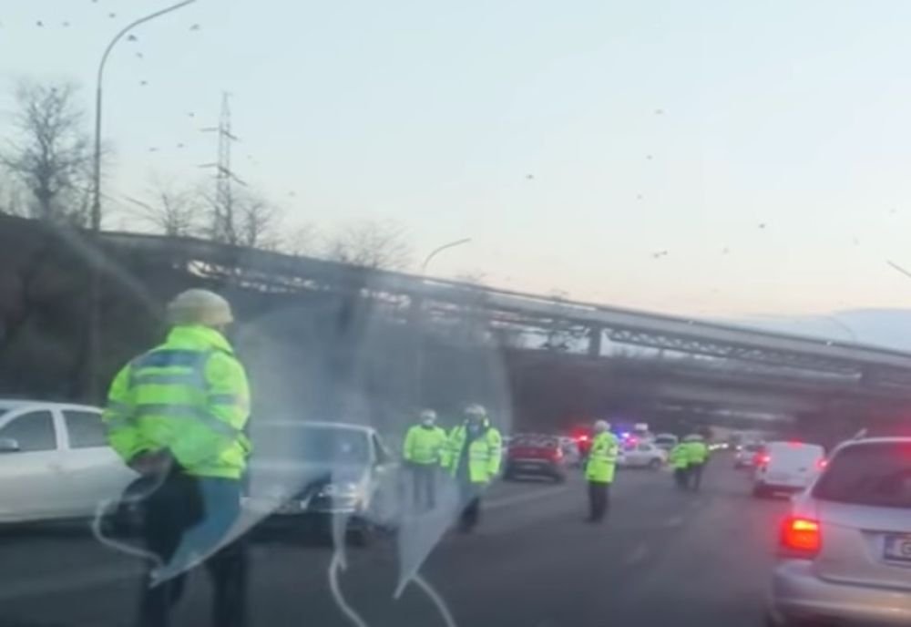 Doi poliţişti au fost răniţi în timp ce dirijau circulaţia 