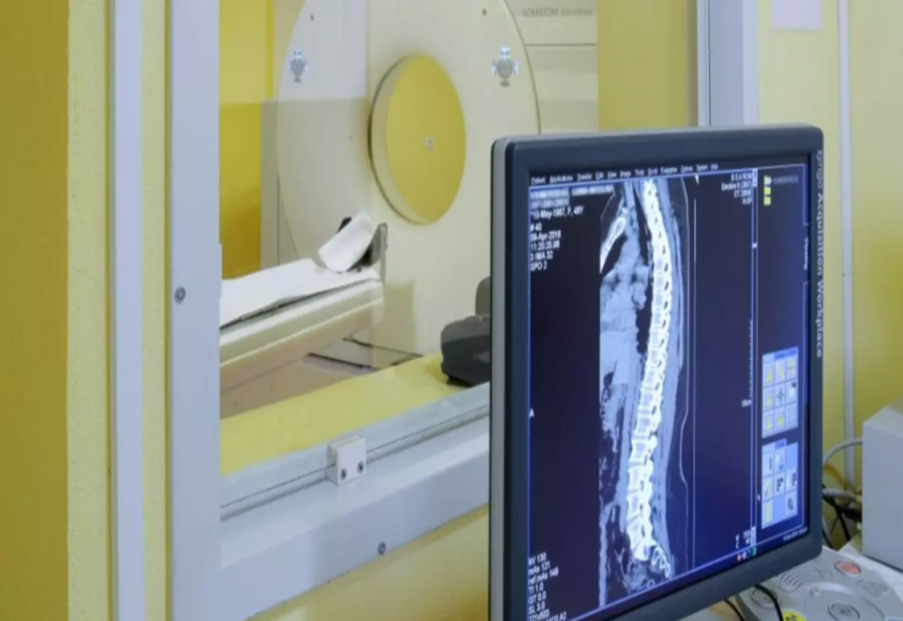 Copilul trântit la pământ de un bărbat este în stare gravă, are fractură de lob occipital