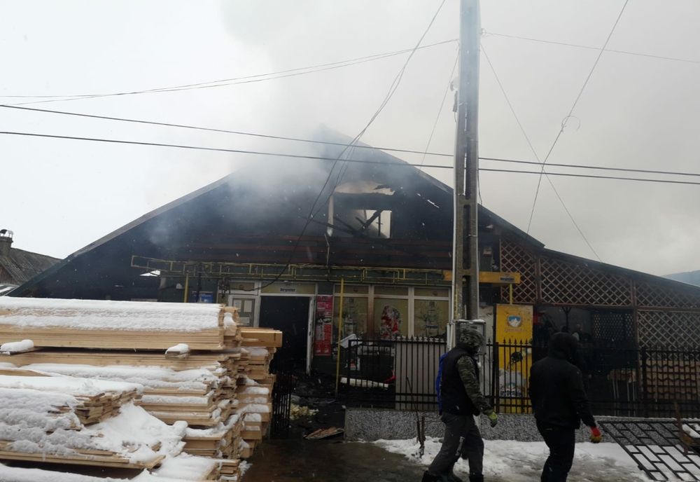 Pompieri bătuți în timp ce interveneau la un incendiu 