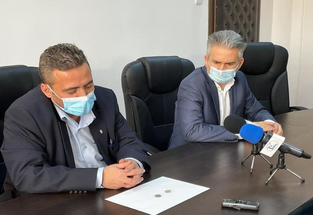 Două monede vechi de peste 1.000 de ani, descoperite de un tânăr pasionat de istorie, din Cosoba