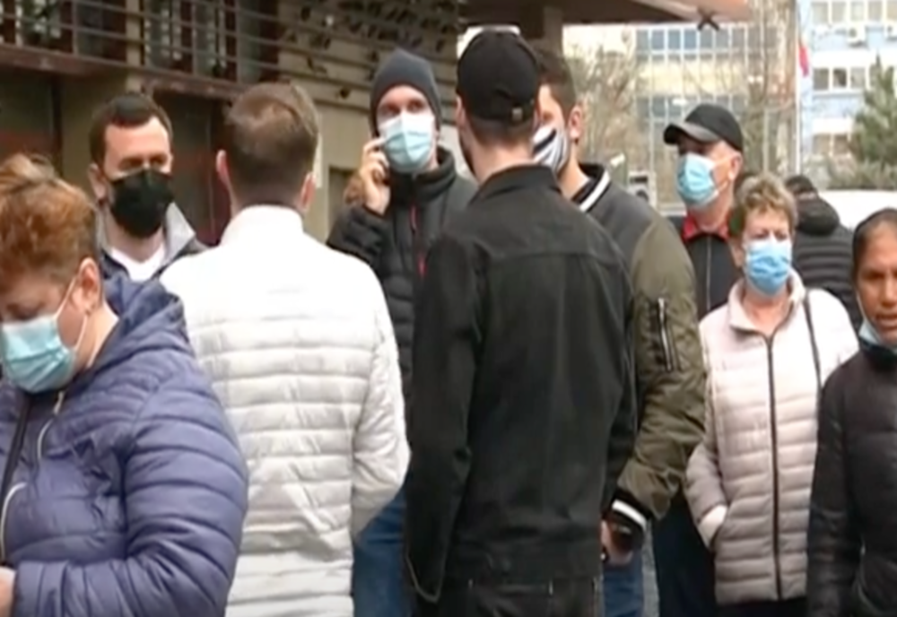 AGLOMERAȚIE și COZI de nedescris în magazine și piețe, ca urmare a programului redus din weekend