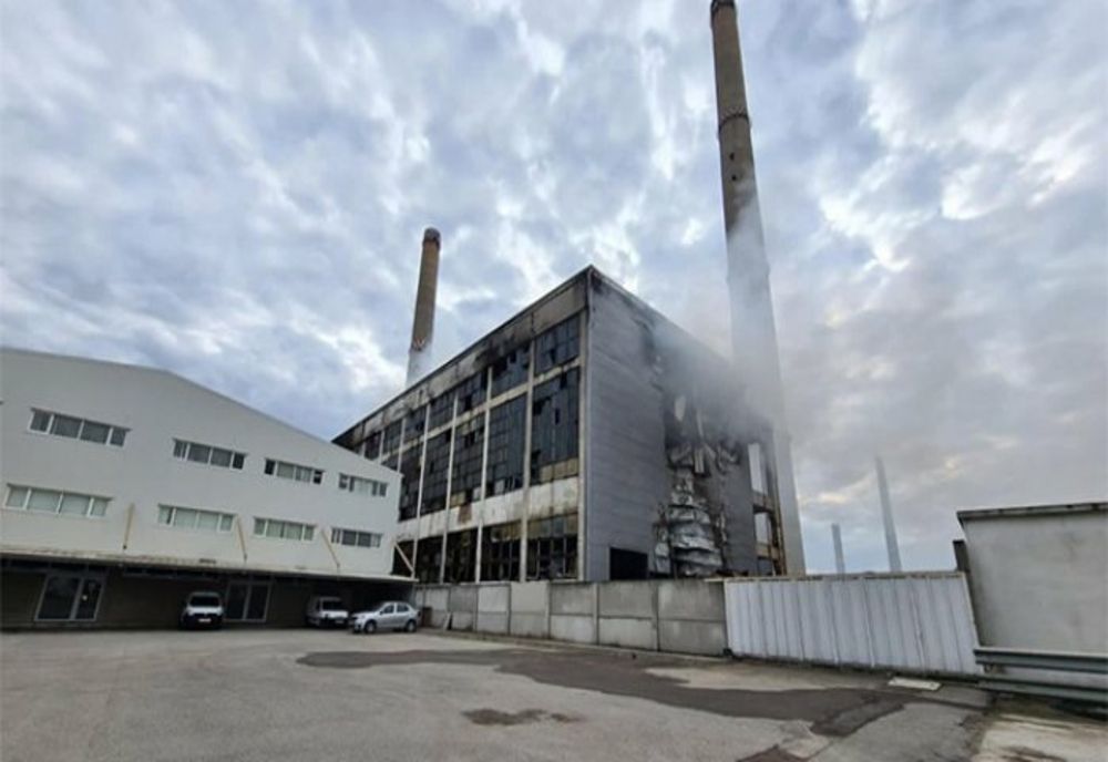 Pompierii din Prahova, chemați din nou, de urgență, la Brazi. La incineratorul de deșeuri a izbucnit din nou un incendiu