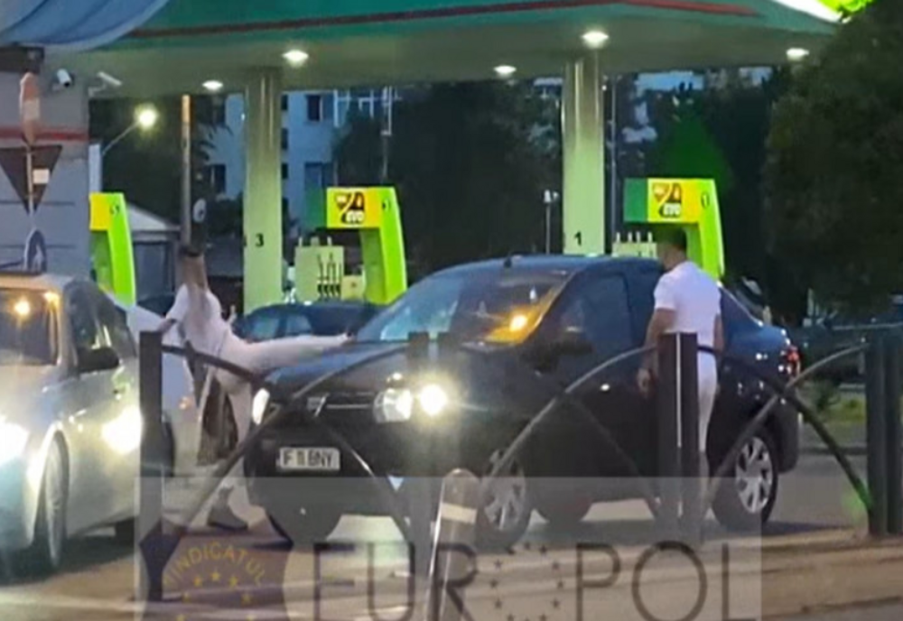 Femeia care a atacat un șofer în trafic cu o macetă a fost reținută de polițiști