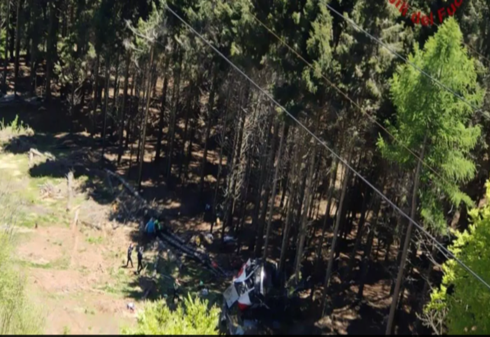 VIDEO | Primele imagini cu telecabina PRĂBUȘITĂ în Italia