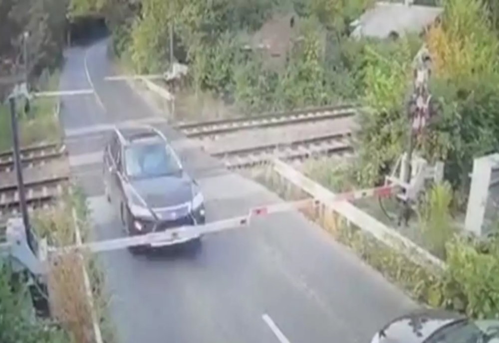 VIDEO - Un șofer inconștient a RUPT bariera de la o trecere de cale ferată