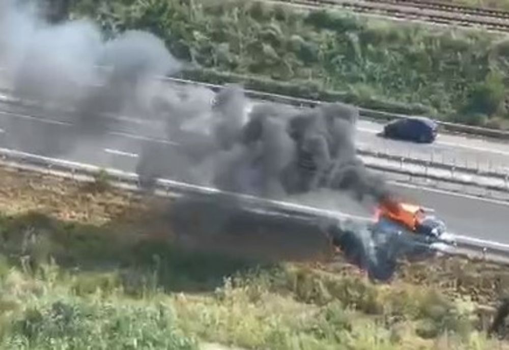 VIDEO Mașină în flăcări pe Autostrada Soarelui
