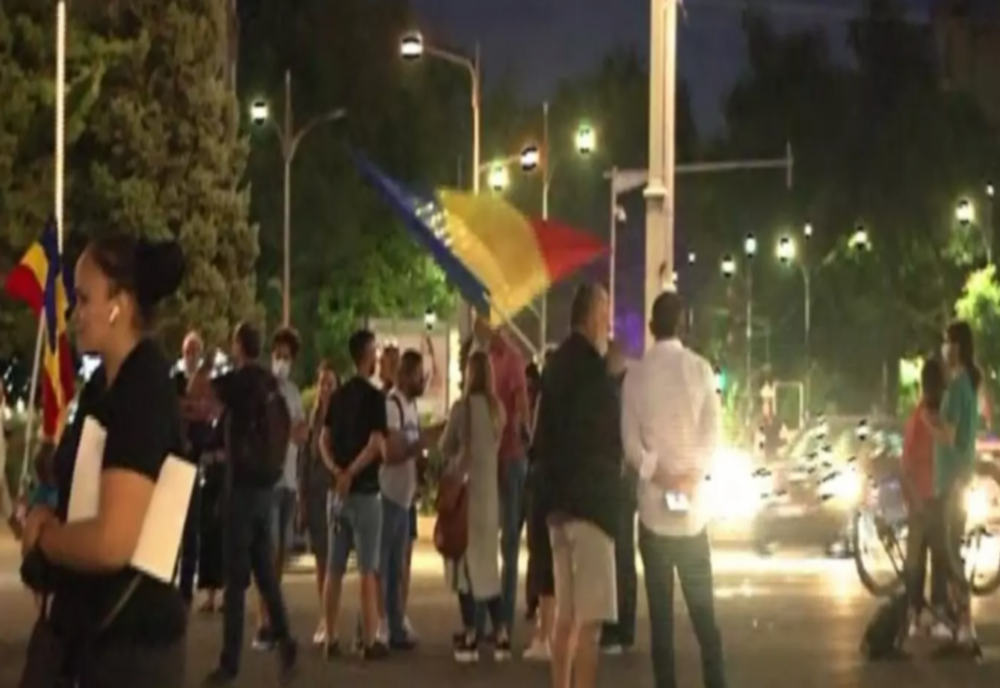 Românii protestează împotriva lui Florin Cîțu în Piața Victoriei