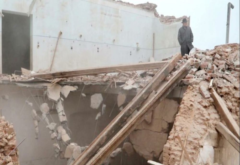 LEGILE PUTERII | Situație incredibilă pe șantierul unde se demolează vechiul spital din Fălticeni. Profesorul Ioan Ilișescu s-a urcat pe clădire