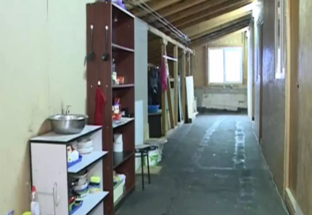 VIDEO | Dramă cumplită la marginea Capitalei. Familia care trăiește în podul unui depozit