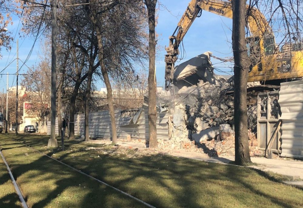 Clădire prăbușită pe o șină de tramvai, în Capitală