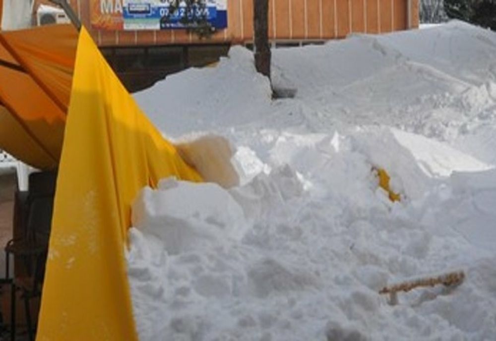 SINAIA: Un copil și patru adulți prinși sub o prelată doborâtă de zăpadă