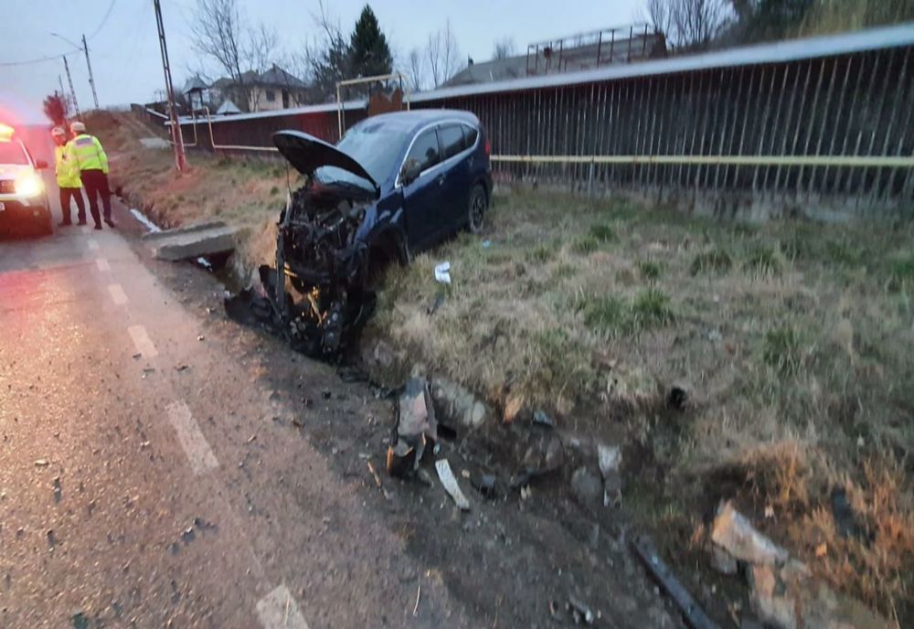 O maşină cu cetăţeni din Ucraina, între care şi copii, a fost implicată într-un accident la Dulceşti