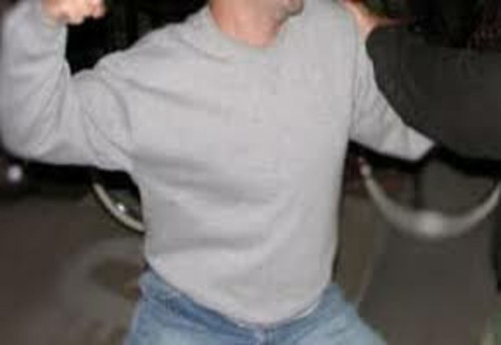 Tânără lovită cu sălbăticie într-o benzinărie din Iaşi pentru că nu a respectat rândul. Victima, dusă la spital