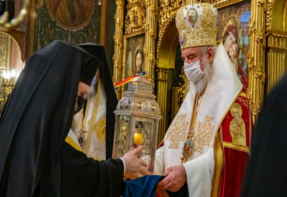 Sfânta Lumină de la Ierusalim ajunge la Patriarhie în Sâmbăta Mare