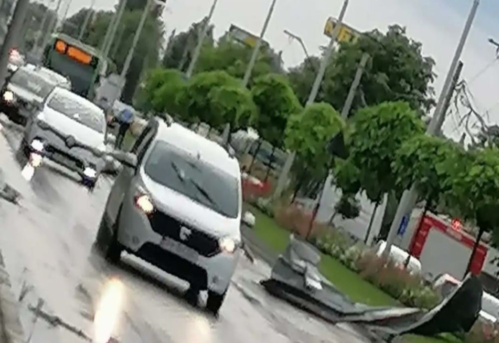 Capitala, LOVITĂ de vremea extremă: 39 de copaci căzuți, 26 autoturisme avariate. Nu s-au înregistrat răniți