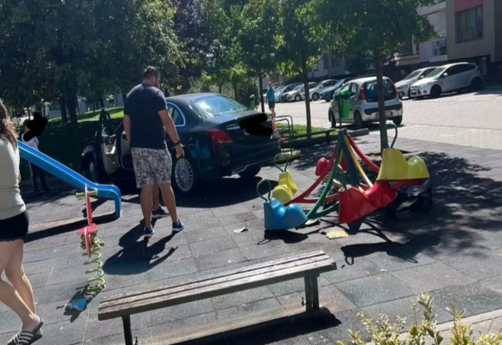 O mașină a intrat în plin într-un loc de joacă: un copil este rănit grav!