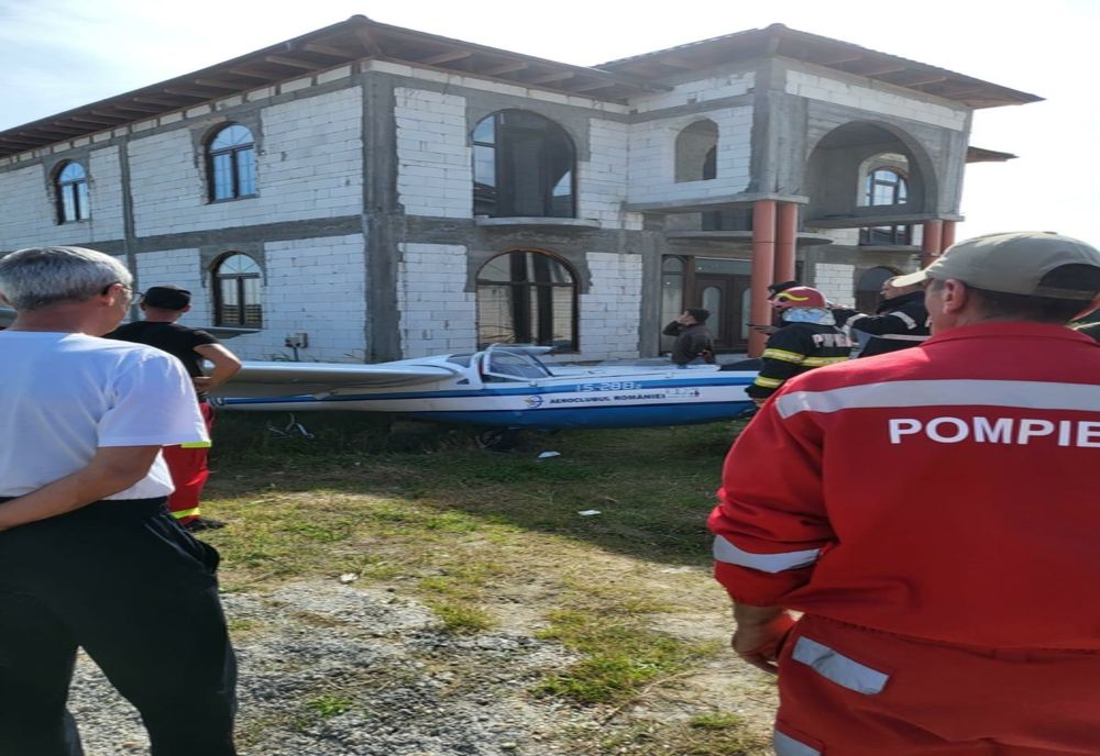 Craiova: Planor prăbuşit în curtea unei case